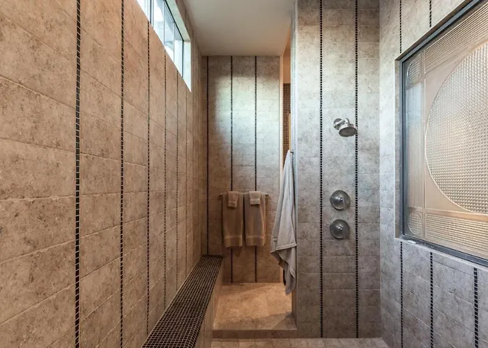 Private Pool & Hot Tub, Retreat - Large Luxury Smart Holiday home Scottsdale